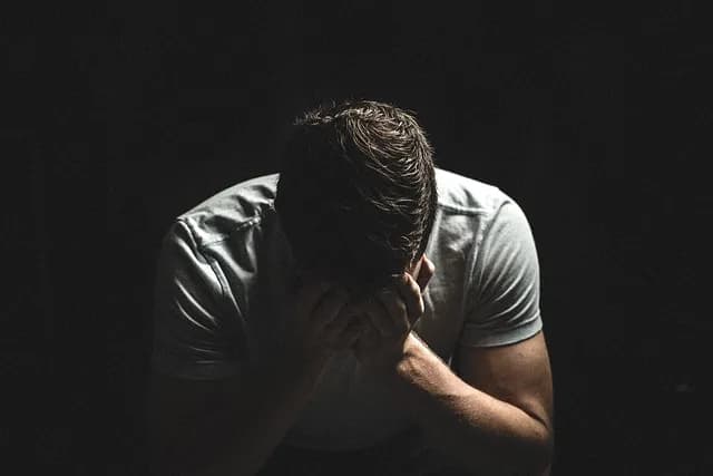 Czy facet żałuje rozstania? Odkryj prawdę o męskich emocjach